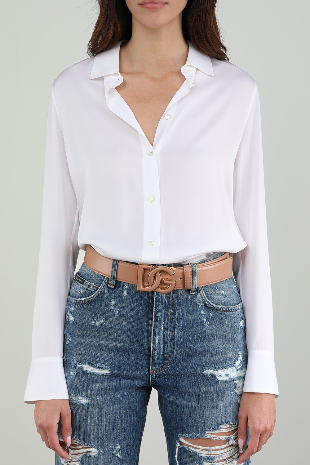 תמונת כל הלוק של חגורת עור ורודה עם אלמנט לוגו